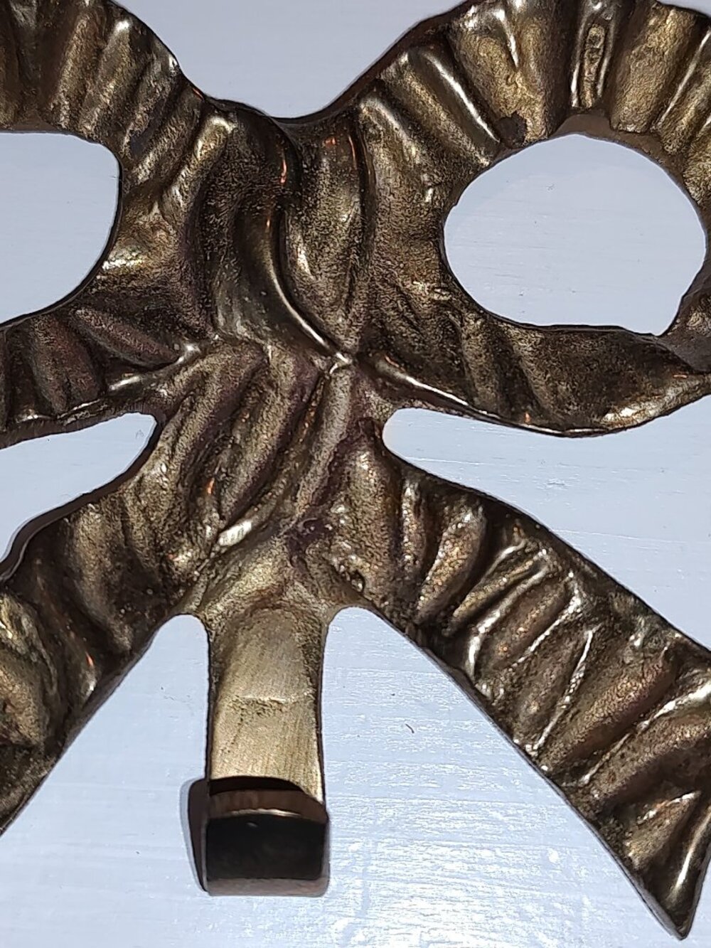 CAST SOLID BRASS WREATH/ARTWORK HANGER APPX 4x4 BRONZE FINISH MINT COND 8 OZ WGT